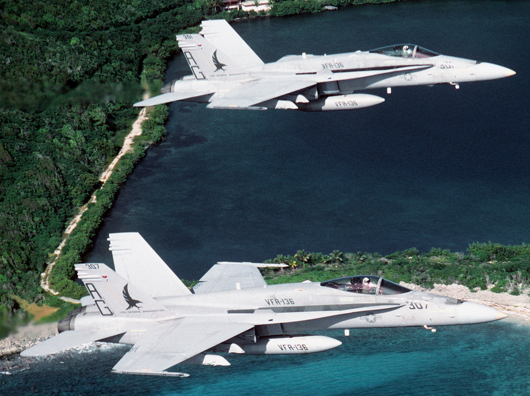 vfa-136 knighthawks strike fighter squadron f/a-18c hornet 1992 75 cvw-7 naval station roosevelt roads puerto rico