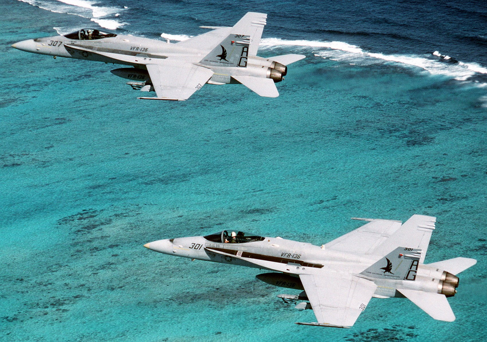 vfa-136 knighthawks strike fighter squadron f/a-18c hornet 1992 77 cvw-7 naval station roosevelt roads puerto rico