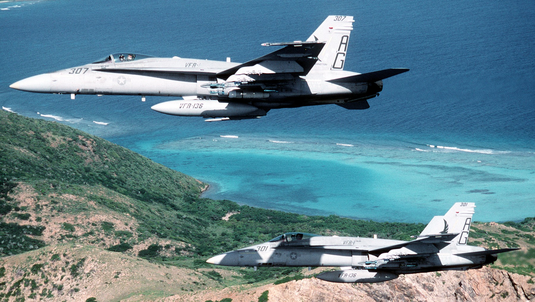 vfa-136 knighthawks strike fighter squadron f/a-18c hornet 1992 78 cvw-7 naval station roosevelt roads puerto rico
