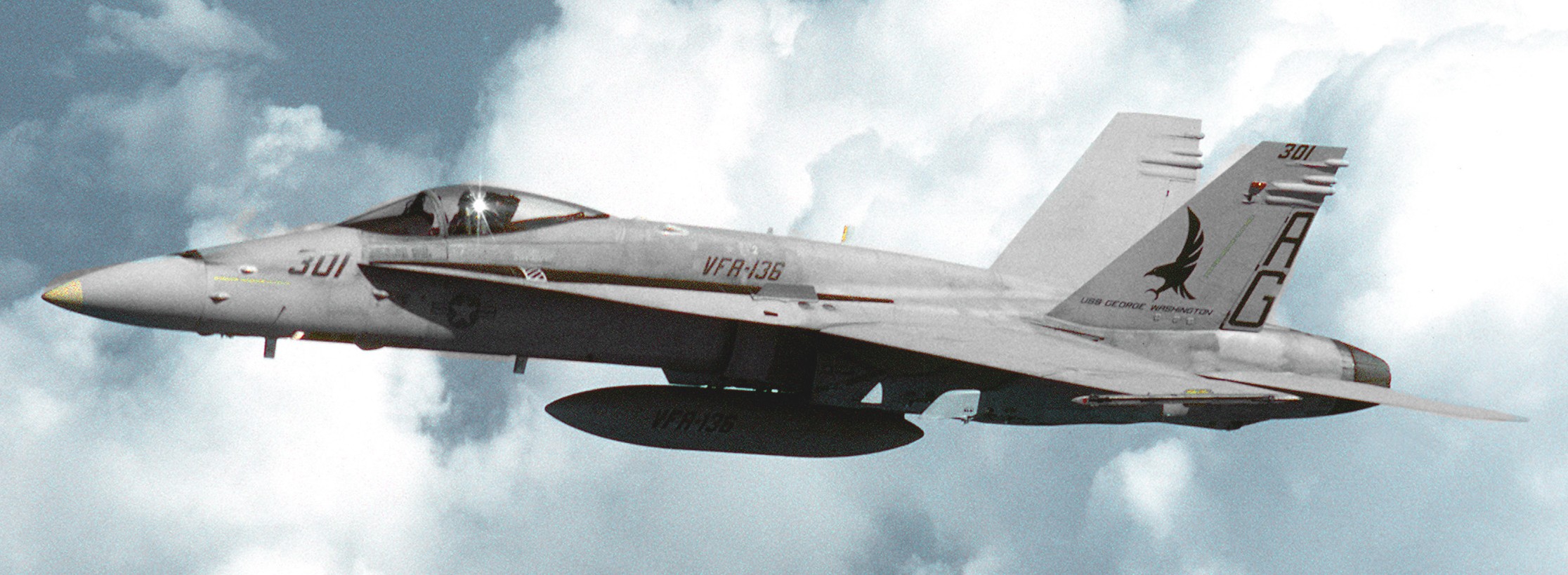 vfa-136 knighthawks strike fighter squadron f/a-18c hornet 1992 80 cvw-7 naval station roosevelt roads puerto rico