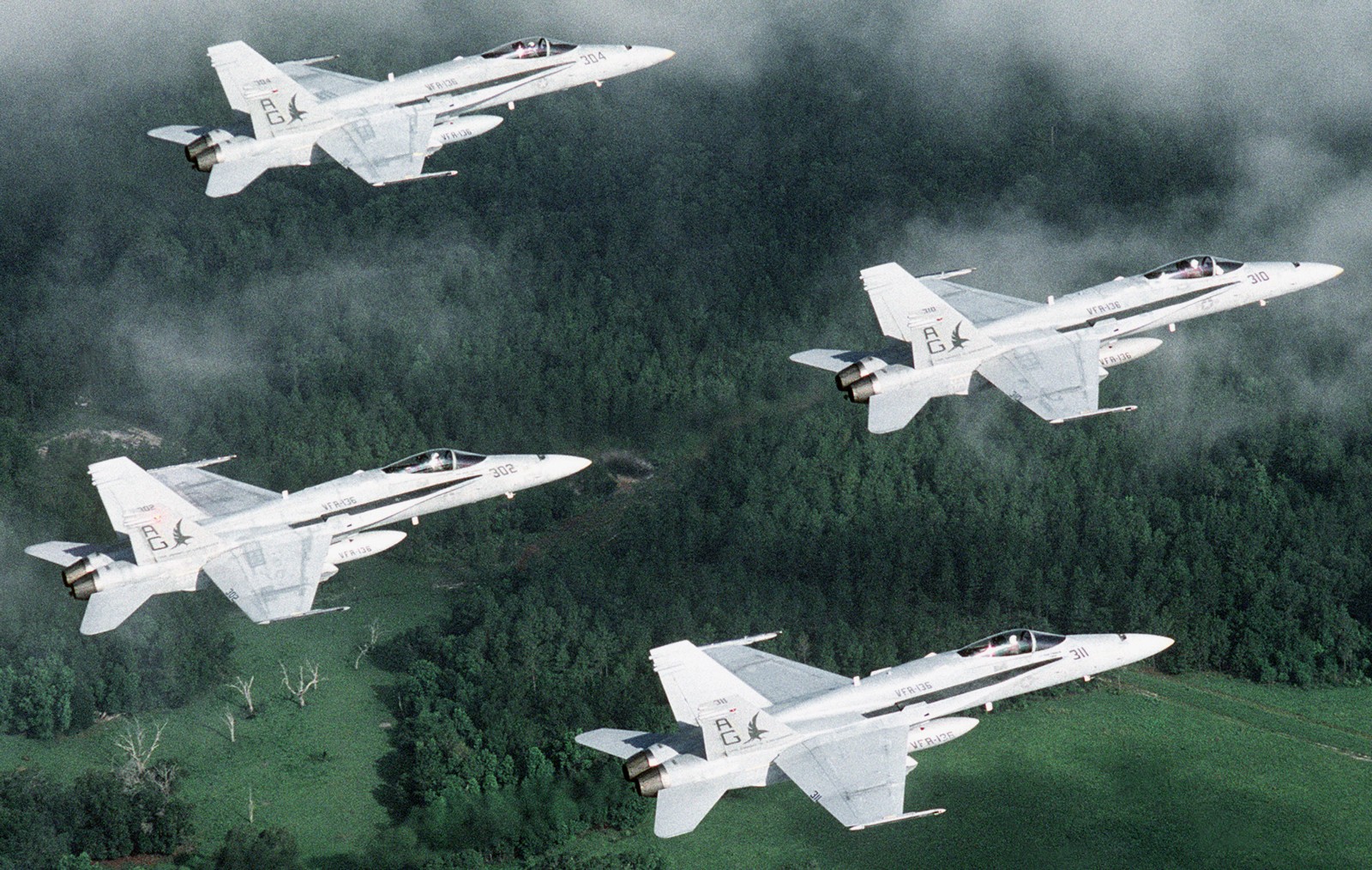 vfa-136 knighthawks strike fighter squadron f/a-18c hornet 1992 87 cvw-7 carrier air wing