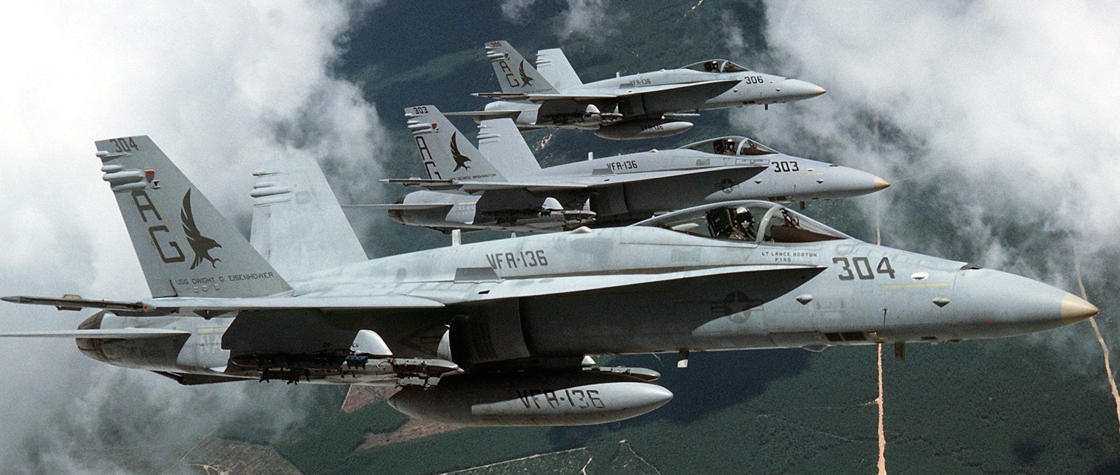 vfa-136 knighthawks strike fighter squadron f/a-18c hornet 1992 89 cvw-7 carrier air wing