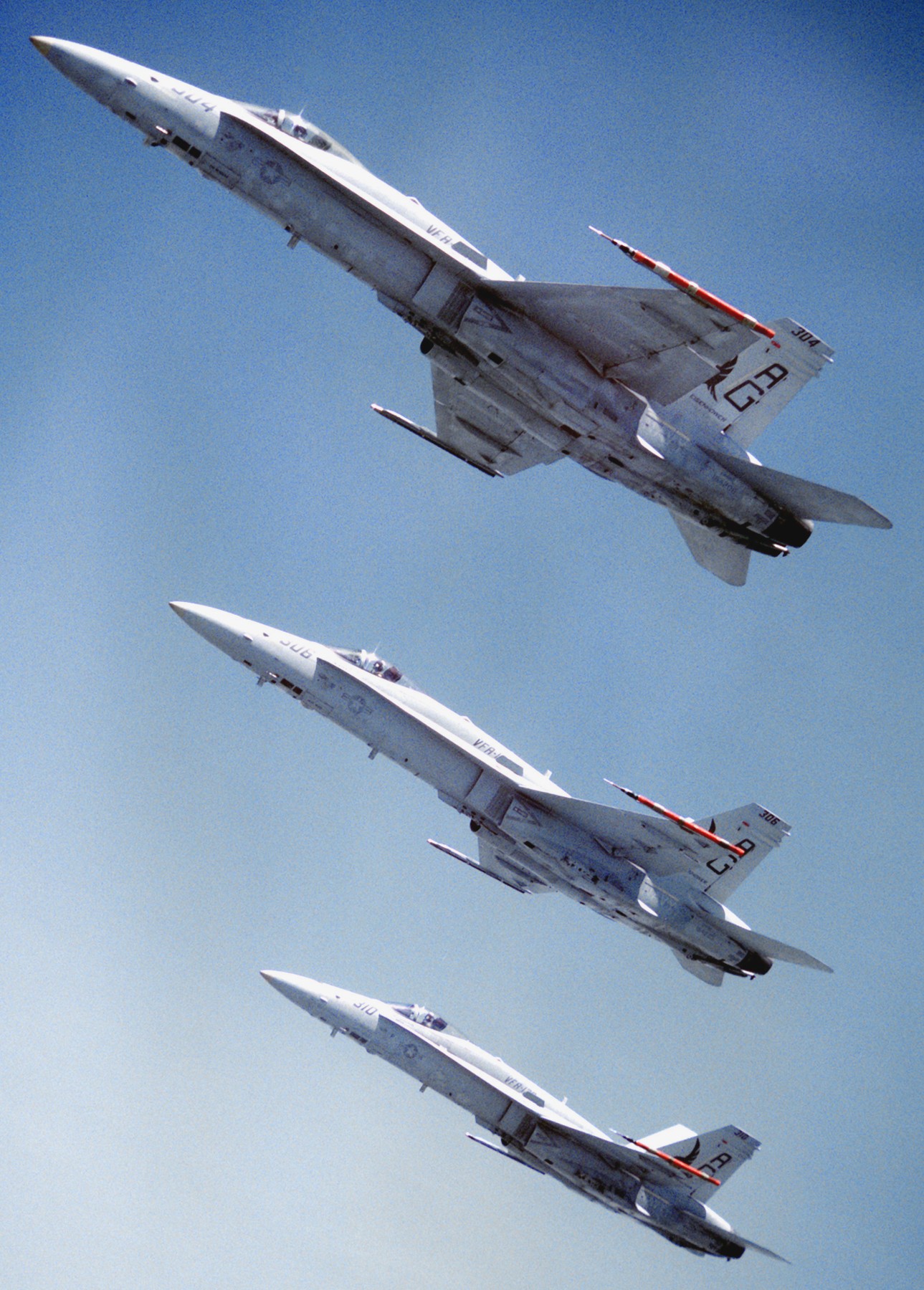 vfa-136 knighthawks strike fighter squadron f/a-18c hornet 1992 91 cvw-7 carrier air wing