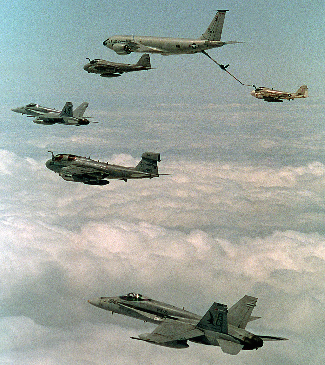vfa-136 knighthawks strike fighter squadron f/a-18c hornet 1992 111 cvw-7 uss dwight d. eisenhower cvn-69 refueling persian gulf