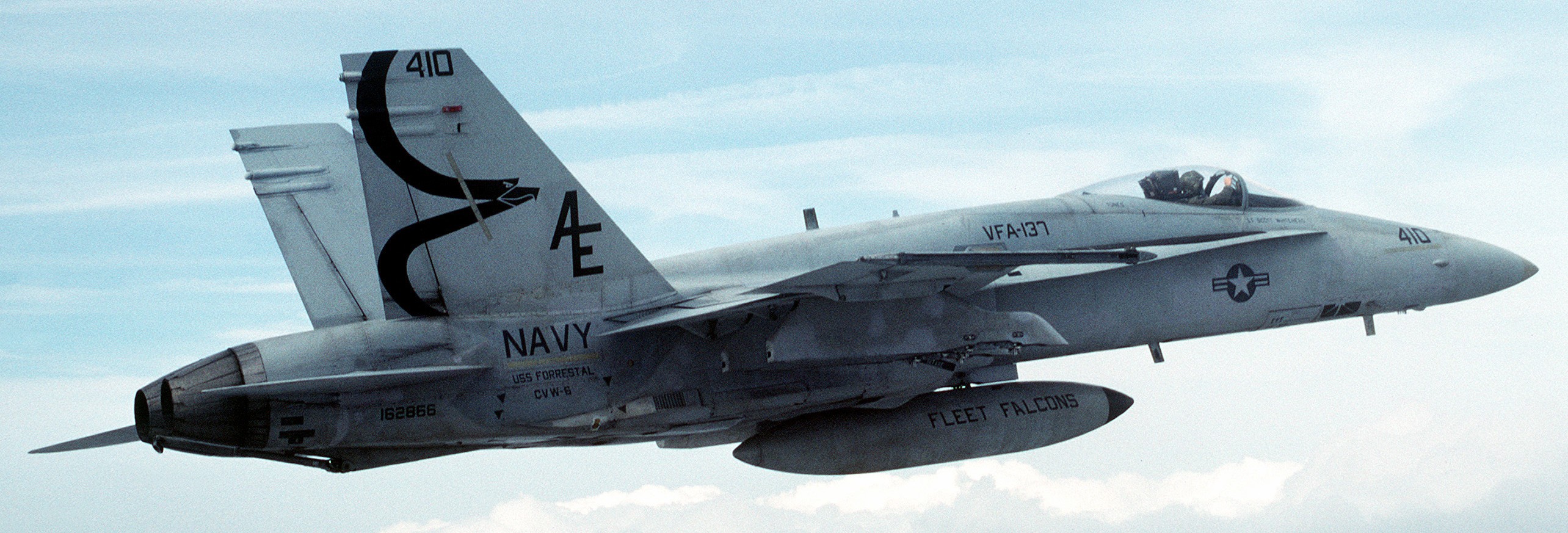 vfa-137 kestrels strike fighter squadron f/a-18a hornet cvw-6 1991 82