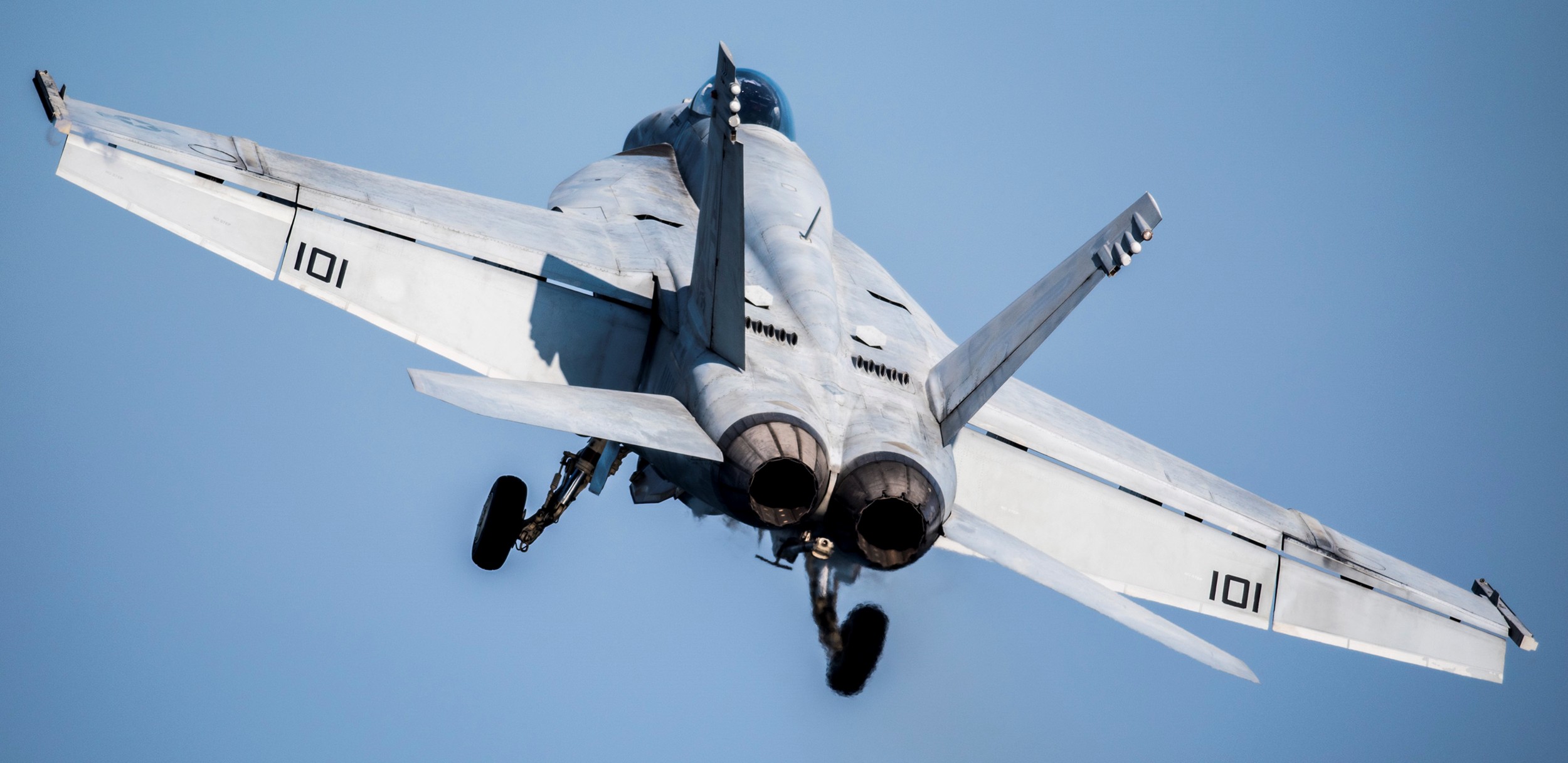 vfa-143 pukin dogs strike fighter squadron f/a-18e super hornet cvw-7 uss harry s. truman cvn-75 2015 09