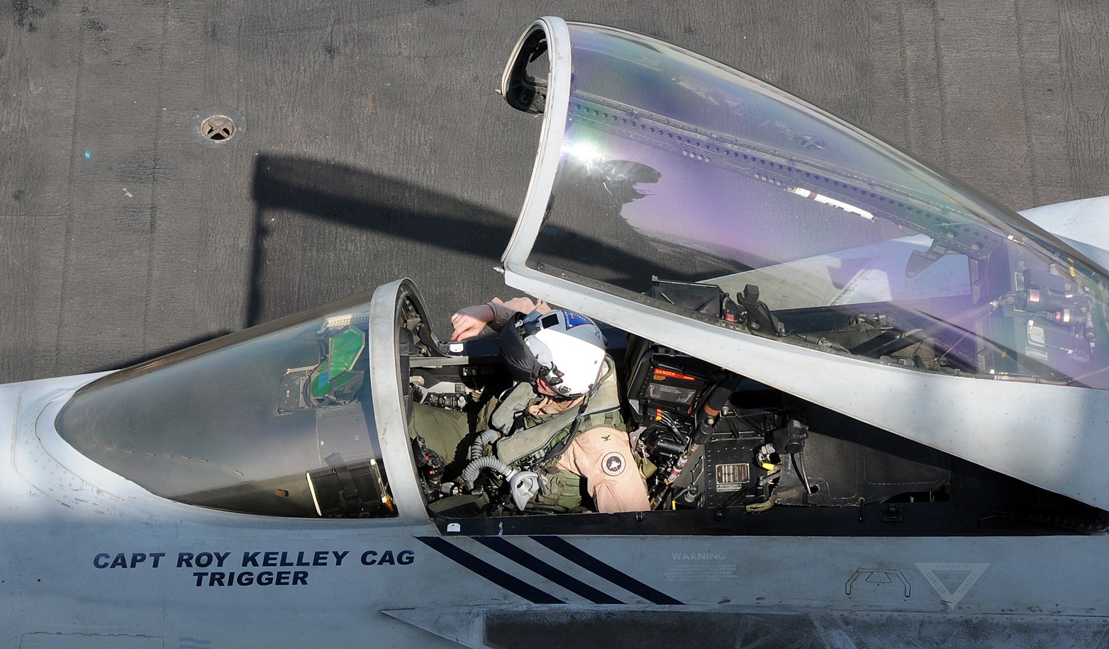 vfa-143 pukin dogs strike fighter squadron f/a-18e super hornet cvw-7 uss dwight d. eisenhower cvn-69 2010 50