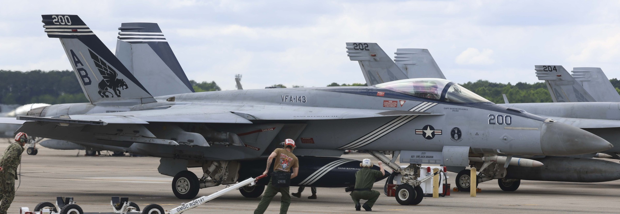 vfa-143 pukin dogs strike fighter squadron f/a-18e super hornet returning oceana virginia 2025 107