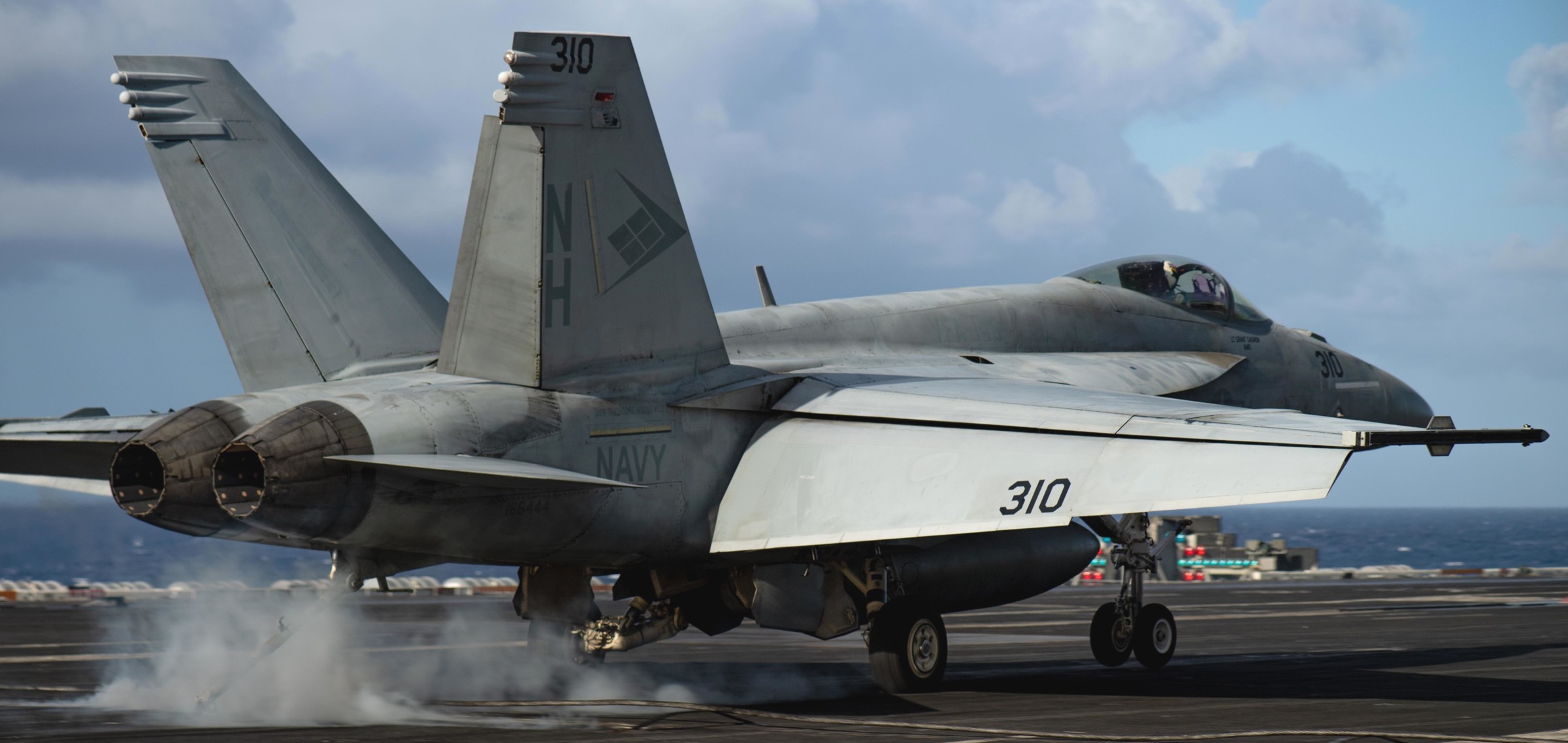vfa-146 blue diamonds strike fighter squadron f/a-18e super hornet cvw-11 uss theodore roosevelt cvn-71 33