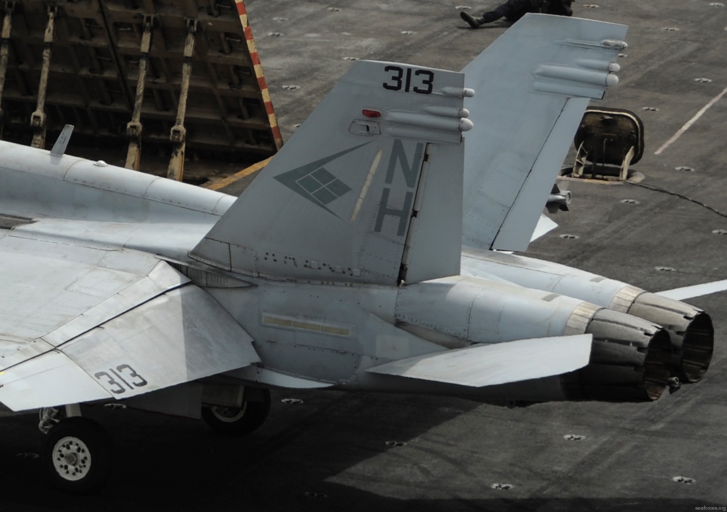 vfa-146 blue diamonds strike fighter squadron f/a-18c hornet carrier air wing cvw-11 uss nimitz cvn-68 38