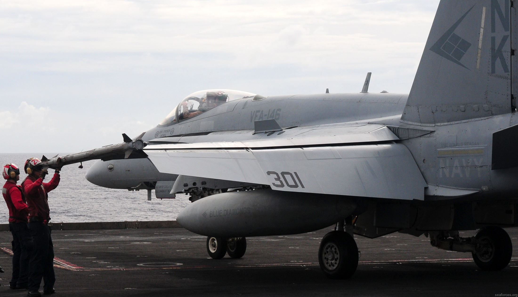 vfa-146 blue diamonds strike fighter squadron f/a-18c hornet carrier air wing cvw-14 uss ronald reagan cvn-76 79