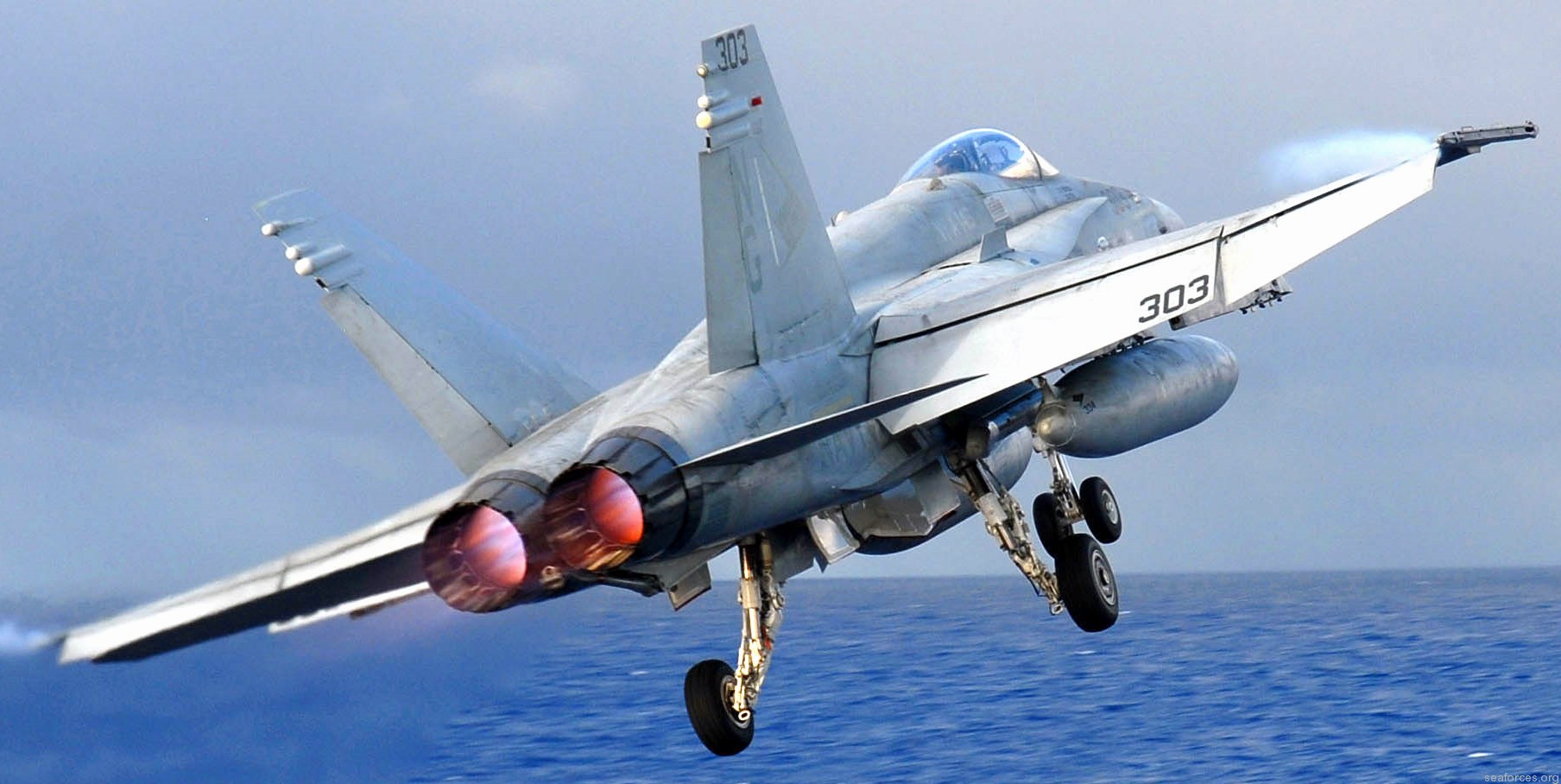 vfa-146 blue diamonds strike fighter squadron f/a-18c hornet carrier air wing cvw-9 uss john c. stennis cvn-74 113
