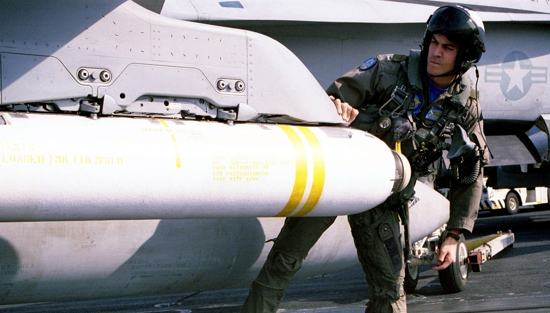 vfa-146 blue diamonds strike fighter squadron f/a-18c hornet cvw-9 cbu-100 rockeye cluster bomb 165