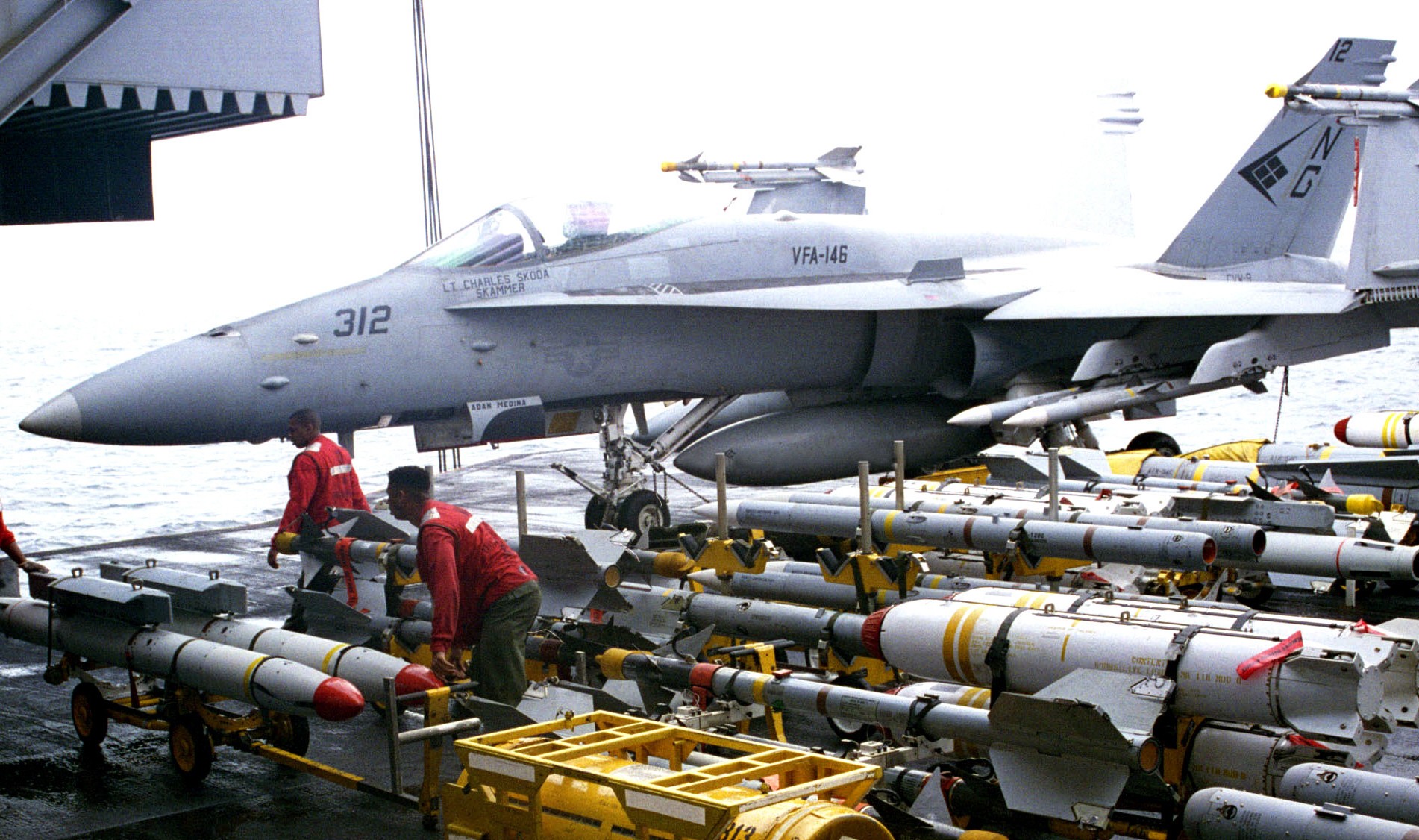 vfa-146 blue diamonds strike fighter squadron f/a-18c hornet cvw-9 uss nimitz cvn-68 1997 166