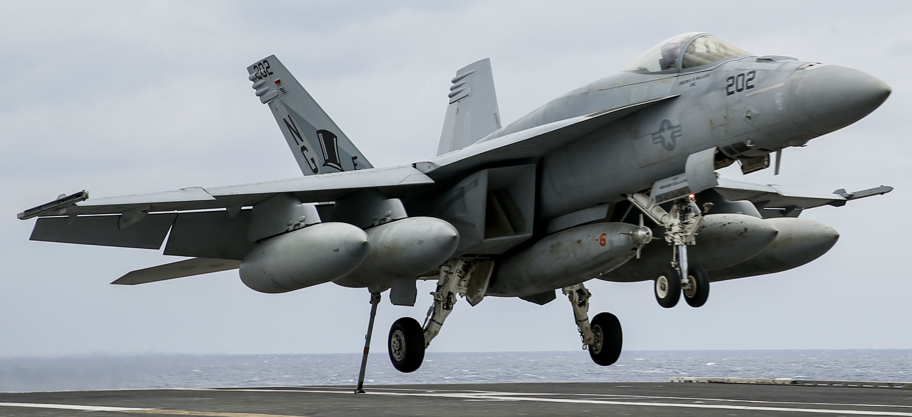 vfa-14 tophatters strike fighter squadron f/a-18e super hornet cvn-72 uss abraham lincoln cvw-9 us navy 62