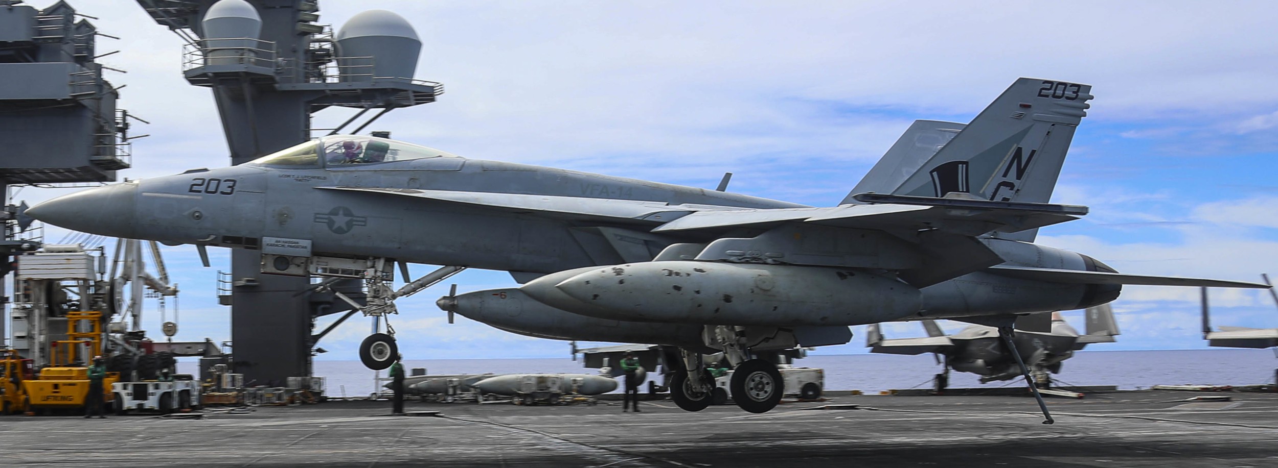 vfa-14 tophatters strike fighter squadron f/a-18e super hornet cvn-72 uss abraham lincoln cvw-9 us navy 71