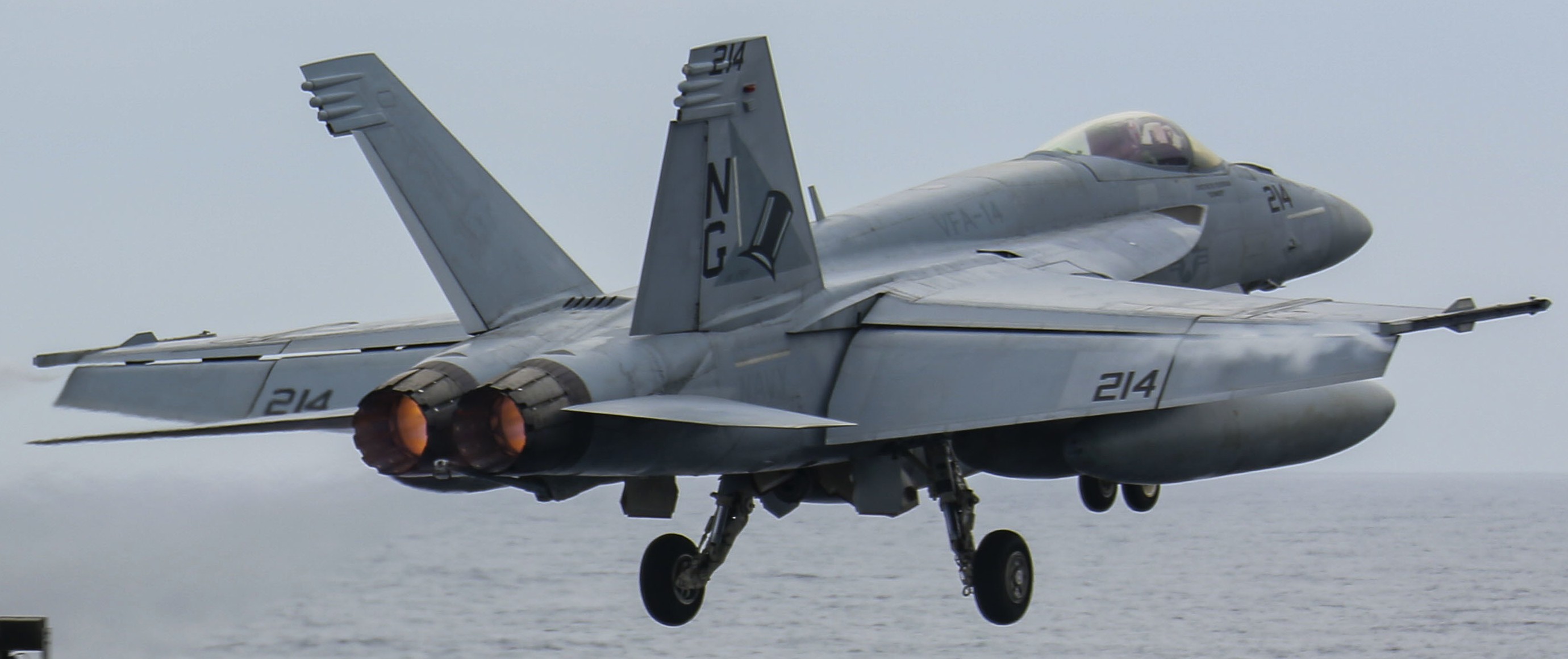 vfa-14 tophatters strike fighter squadron f/a-18e super hornet cvn-72 uss abraham lincoln cvw-9 us navy 84