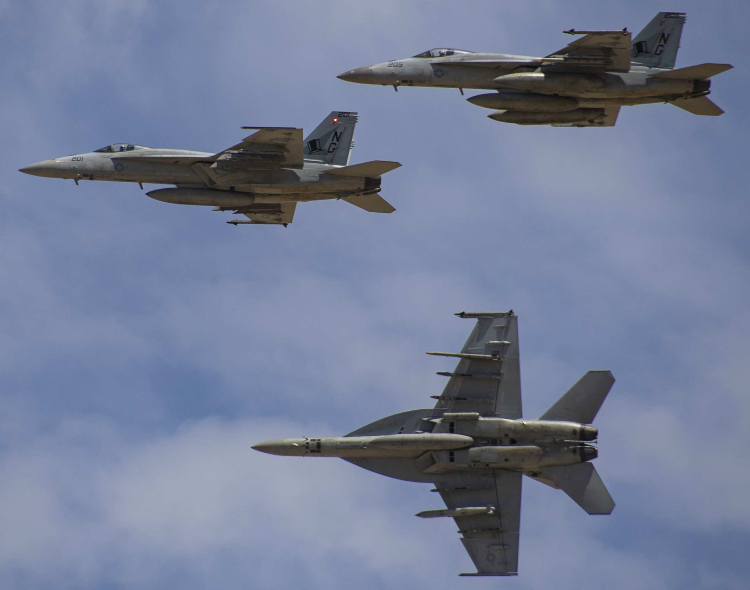 vfa-14 tophatters strike fighter squadron f/a-18e super hornet us navy return nas lemoore california 97