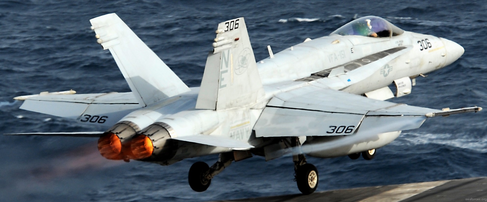 vfa-151 vigilantes strike fighter squadron navy f/a-18c hornet carrier air wing cvw-2 uss abraham lincoln cvn-72 19
