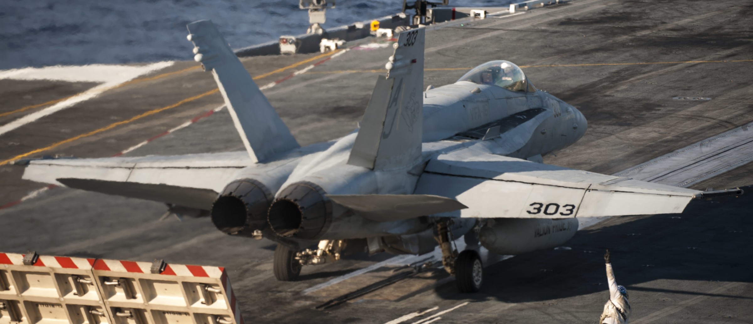 vfa-15 valions strike fighter squadron f/a-18c hornet cvn-77 uss george h. w. bush cvw-8 us navy 39