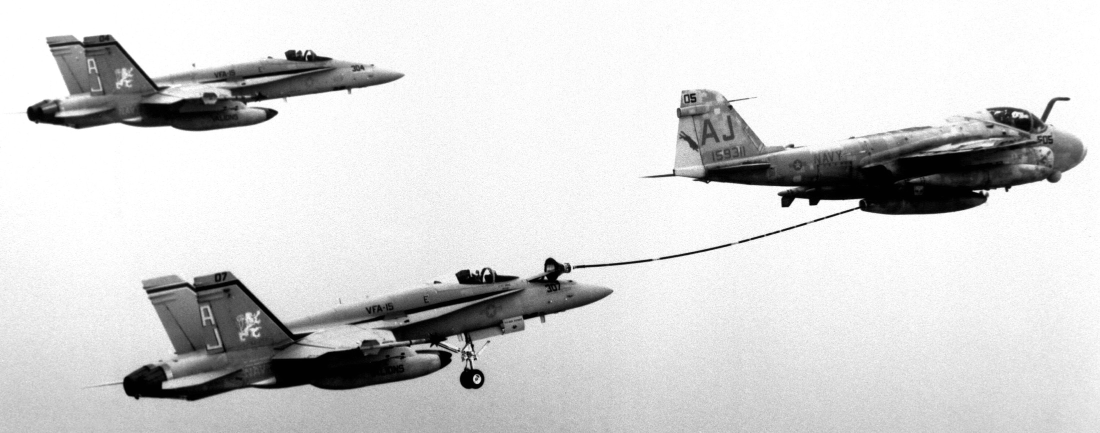 vfa-15 valions strike fighter squadron f/a-18c hornet inflight refueling 51