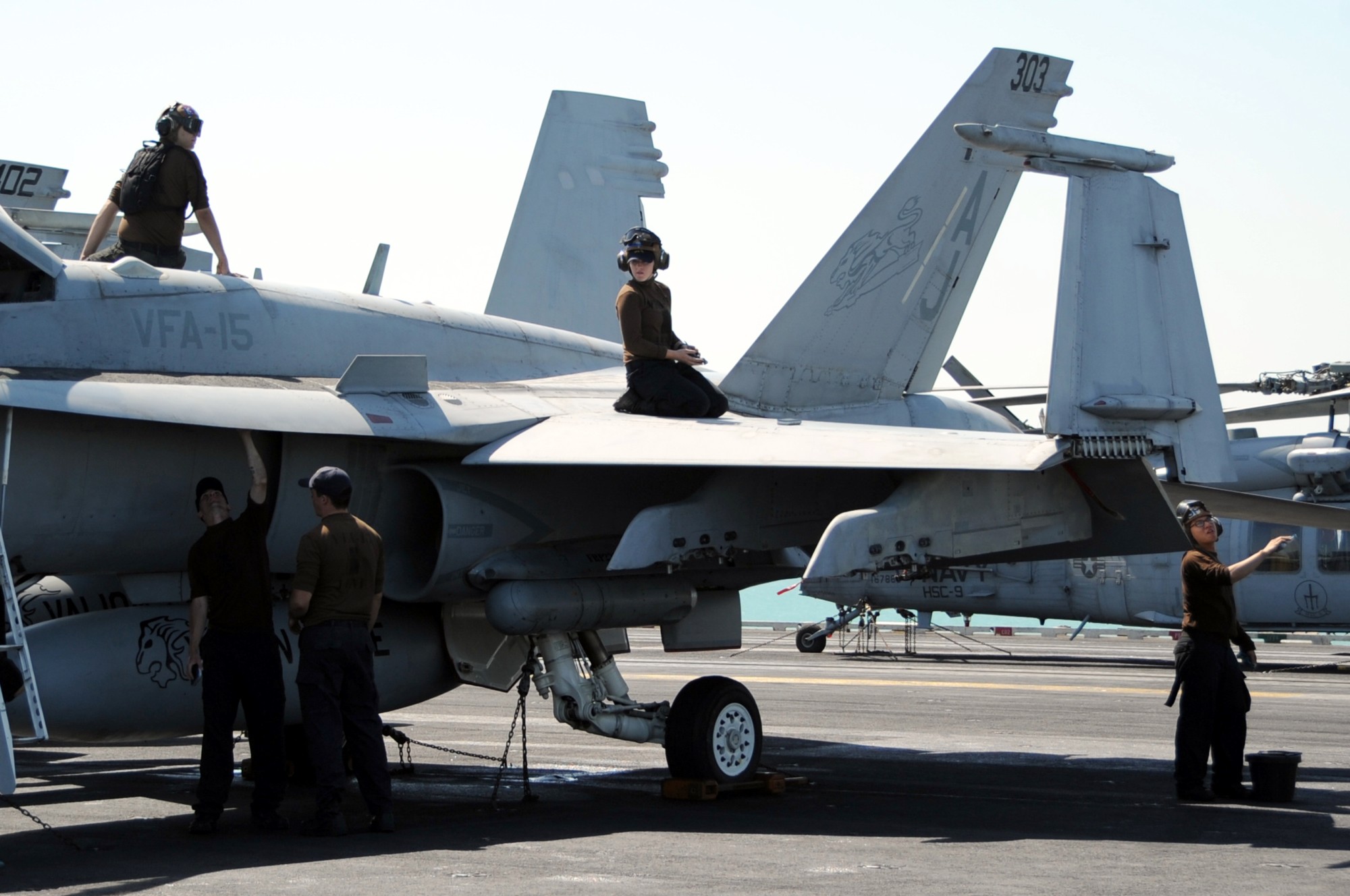 vfa-15 valions strike fighter squadron f/a-18c hornet cvn-77 uss george h. w. bush cvw-8 us navy 22p
