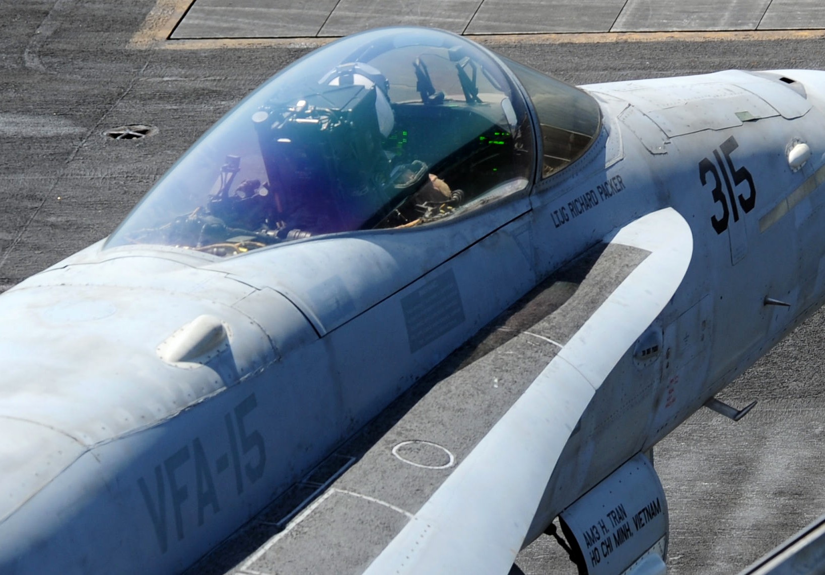 vfa-15 valions strike fighter squadron f/a-18c hornet cvn-77 uss george h. w. bush cvw-8 us navy 27 cockpit
