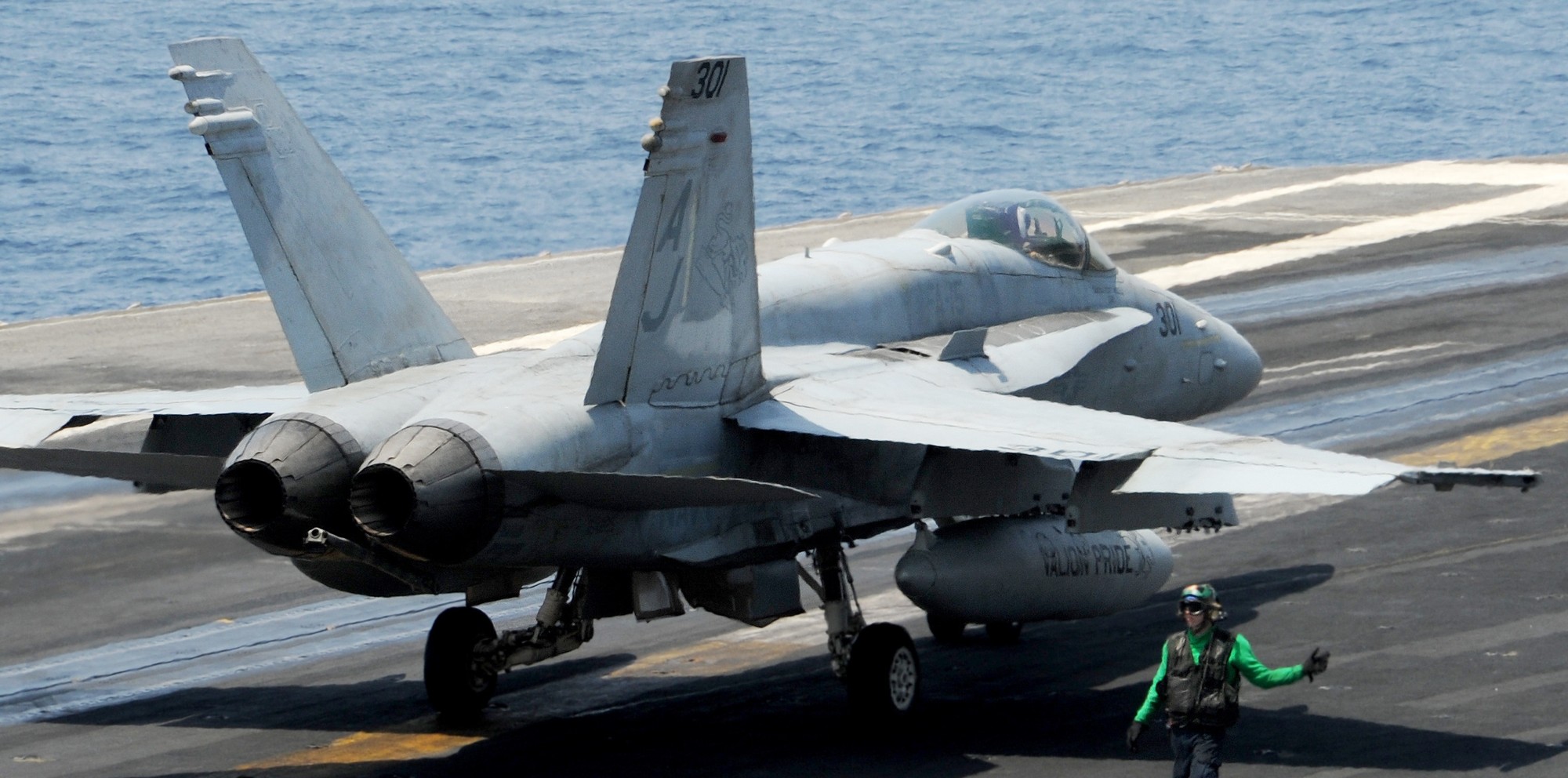 vfa-15 valions strike fighter squadron f/a-18c hornet cvn-77 uss george h. w. bush cvw-8 us navy 31p