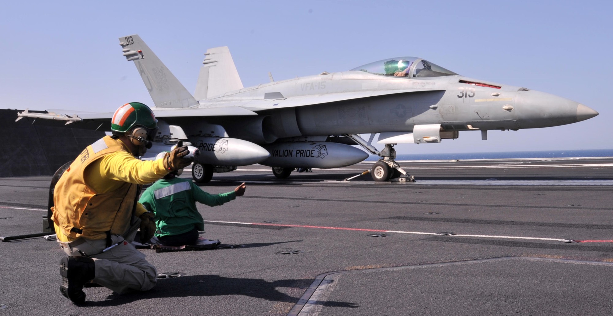 vfa-15 valions strike fighter squadron f/a-18c hornet cvn-77 uss george h. w. bush cvw-8 us navy 39p