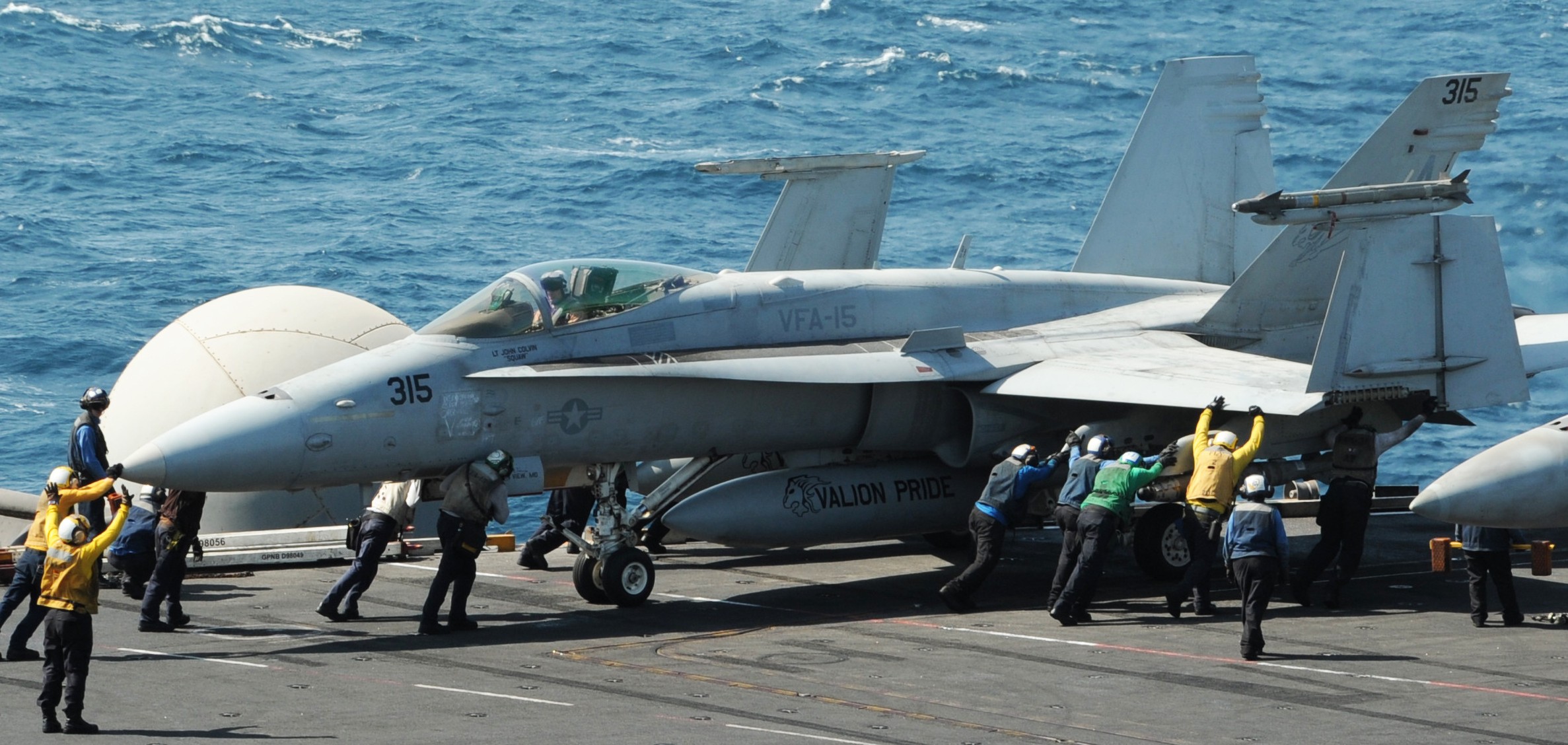 vfa-15 valions strike fighter squadron f/a-18c hornet cvn-77 uss george h. w. bush cvw-8 us navy 40p