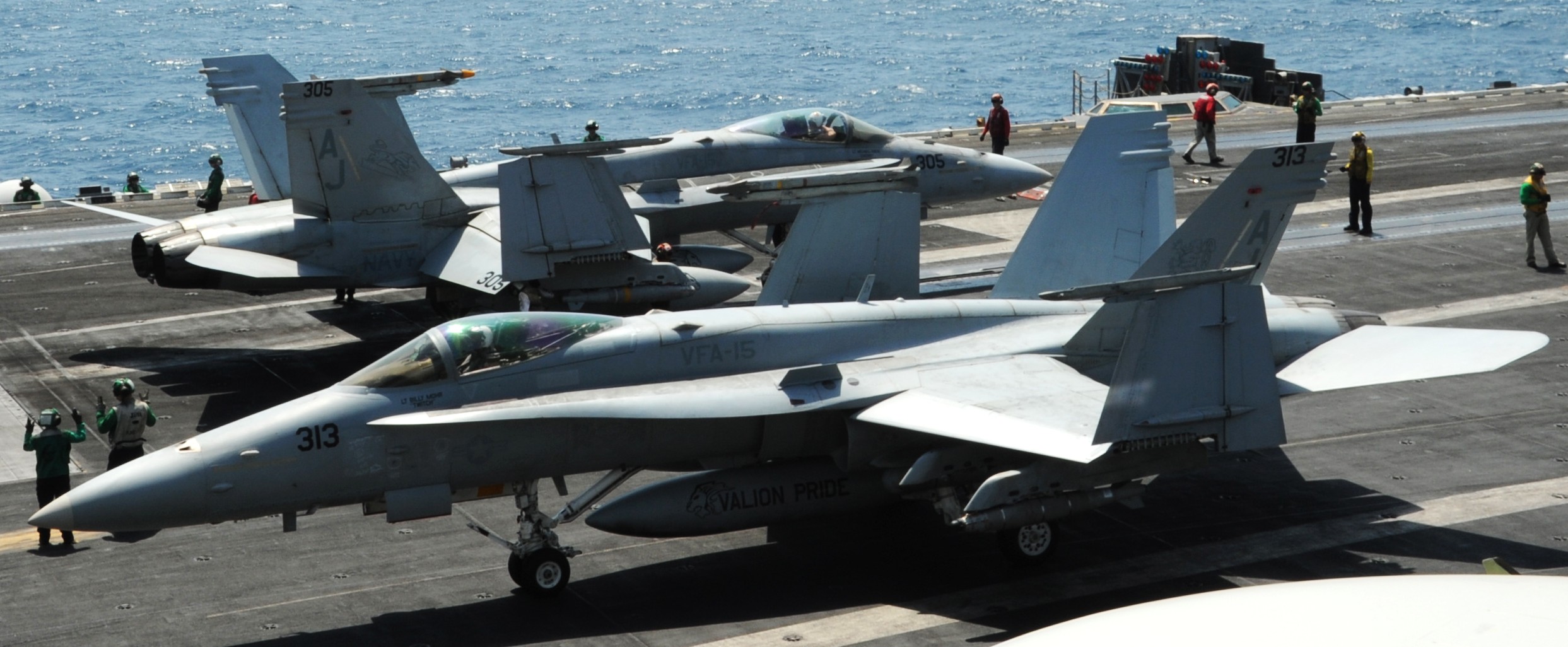 vfa-15 valions strike fighter squadron f/a-18c hornet cvn-77 uss george h. w. bush cvw-8 us navy 47p