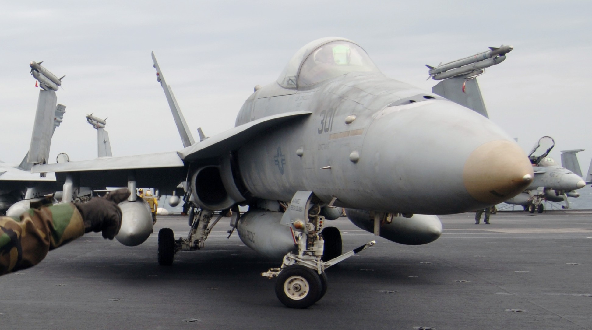 vfa-15 valions strike fighter squadron f/a-18c hornet cvn-71 uss theodore roosevelt cvw-8 us navy 67p