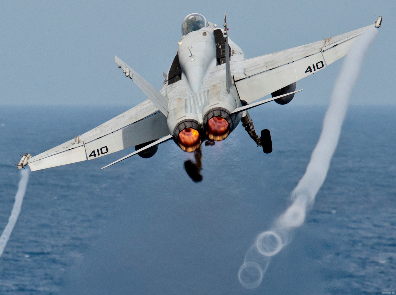 vfa-192 golden dragons strike fighter squadron navy f/a-18c hornet carrier air wing cvw-9 uss john c. stennis cvn-74 28