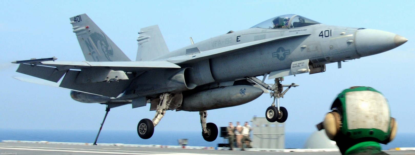 vfa-192 golden dragons strike fighter squadron navy f/a-18c hornet carrier air wing cvw-9 uss george h. w. bush 41 