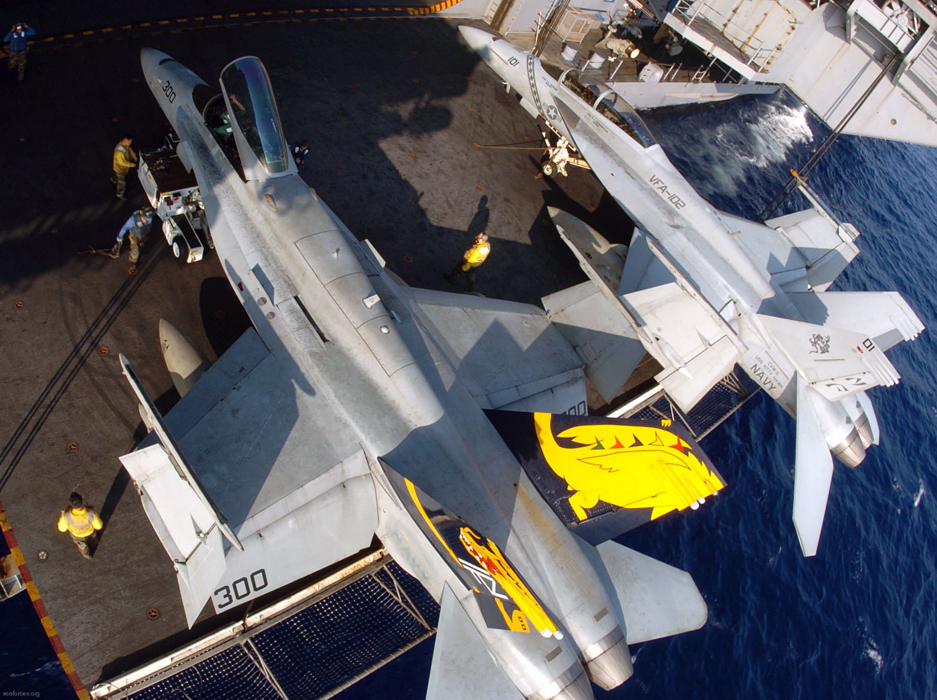 vfa-192 golden dragons strike fighter squadron navy f/a-18c hornet carrier air wing cvw-5 uss kitty hawk cv-63 72