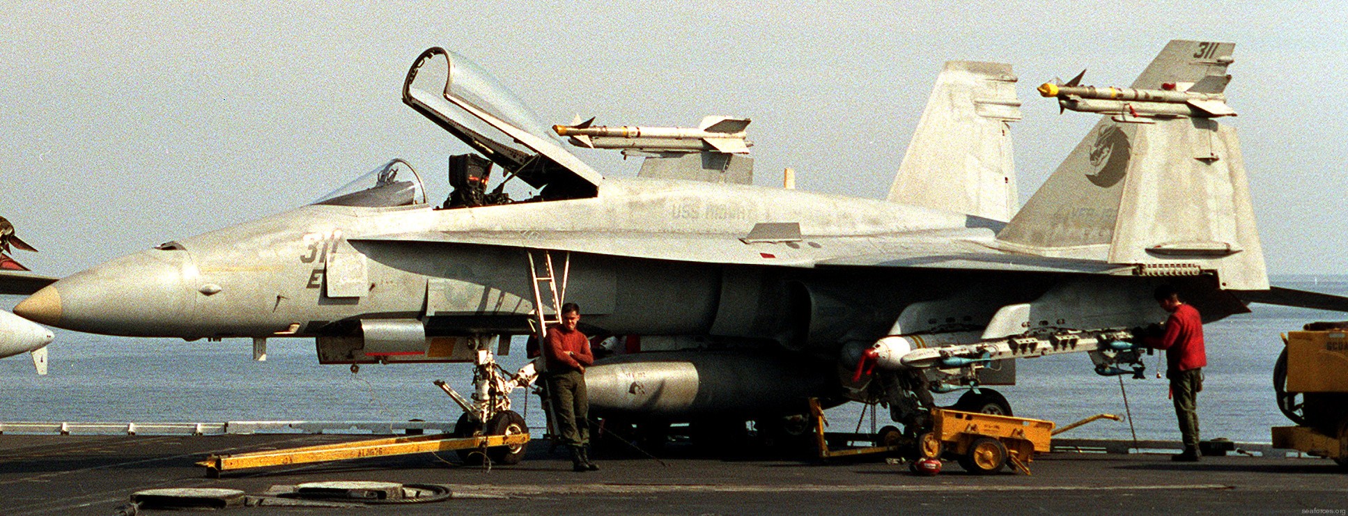 vfa-192 golden dragons strike fighter squadron navy f/a-18a hornet carrier air wing cvw-5 uss midway cv-41 86