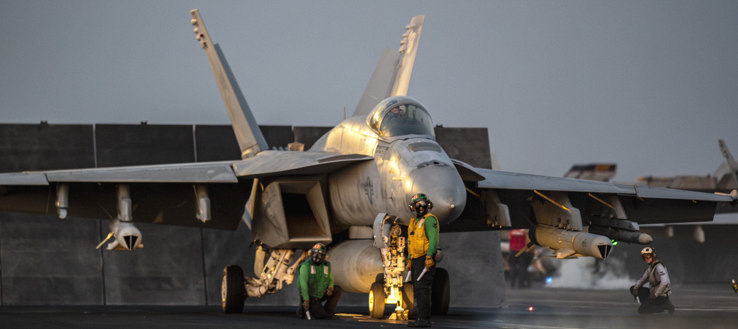 vfa-192 golden dragons f/a-18e super hornet strike fighter squadron cvn-70 uss carl vinson agm-84k slam-er missile 228