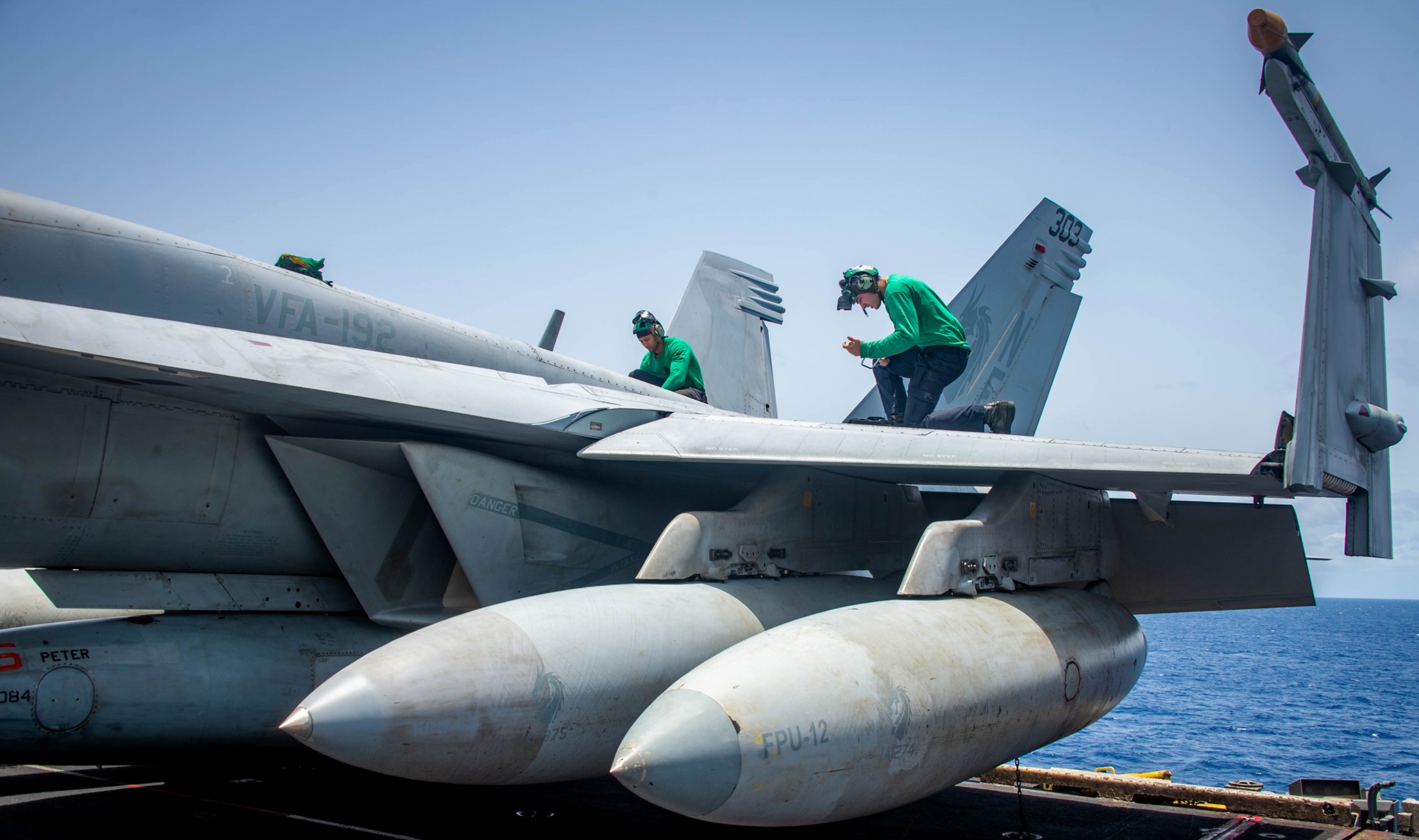 vfa-192 golden dragons f/a-18e super hornet strike fighter squadron cvn-70 uss carl vinson fpu-12 229