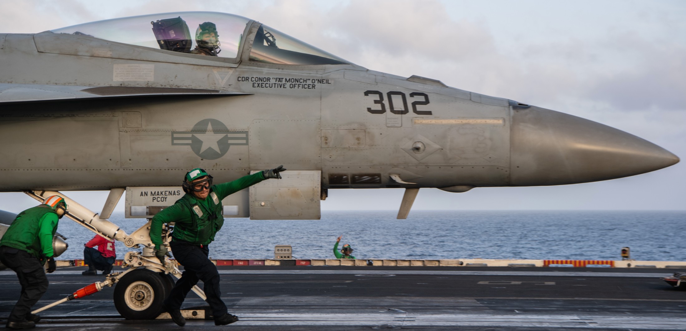 vfa-192 golden dragons f/a-18e super hornet strike fighter squadron cvn-70 uss carl vinson cockpit 233