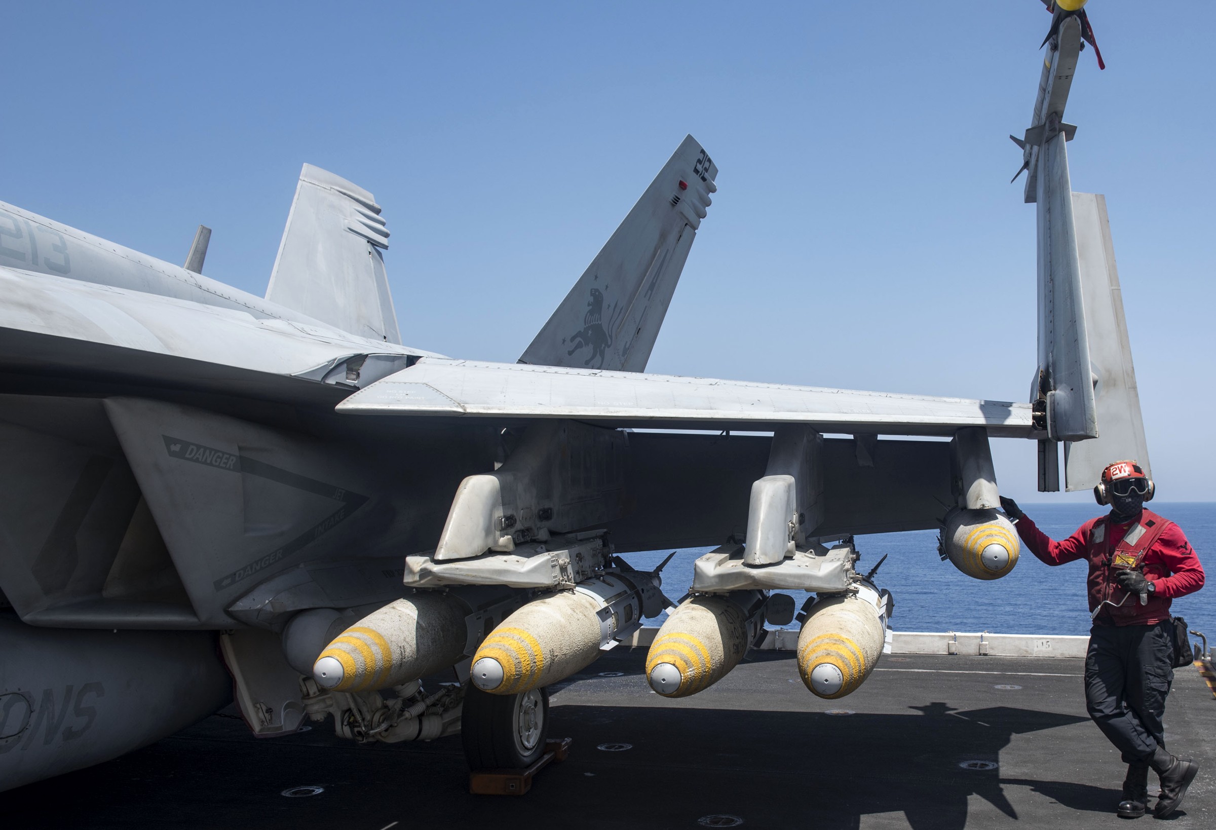 vfa-213 black lions strike fighter squadron us navy f/a-18f super hornet cvw-8 uss george h. w. bush cvn-77 37