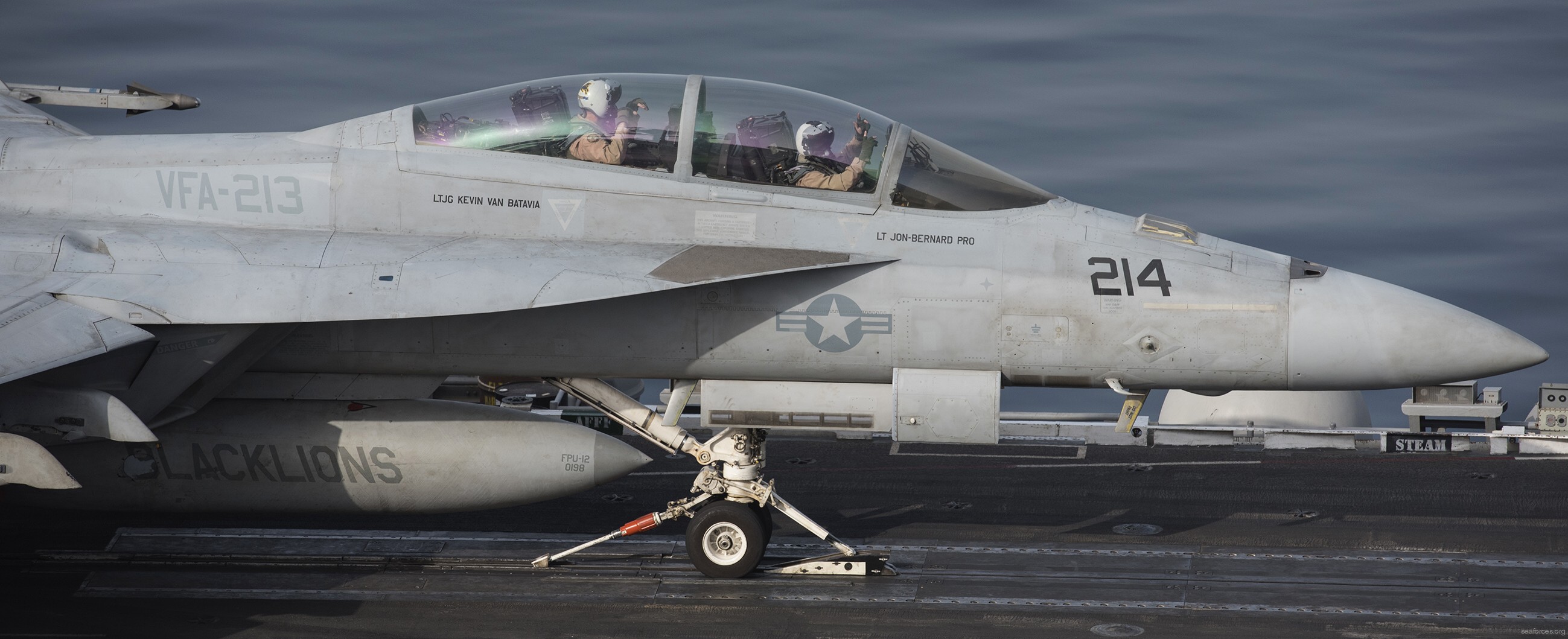 vfa-213 black lions strike fighter squadron us navy f/a-18f super hornet cvw-8 uss george h. w. bush cvn-77 49