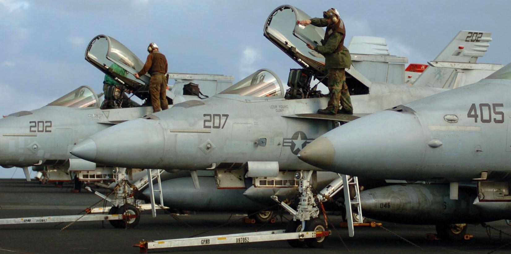 vfa-27 royal maces strike fighter squadron f/a-18e super hornet cv-63 uss kitty hawk cvw-5 us navy 18