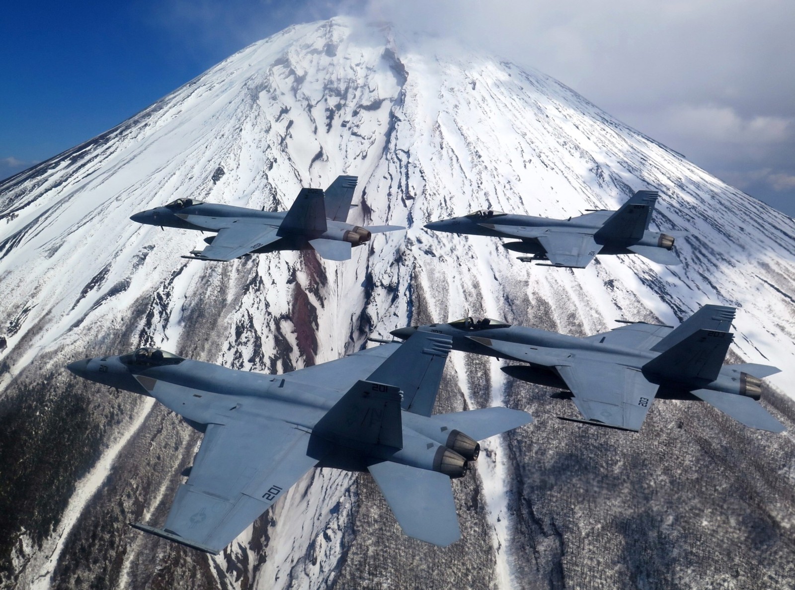 vfa-27 royal maces strike fighter squadron f/a-18e super hornet cvn-73 uss george washington cvw-5 us navy 46 mount fuji japan