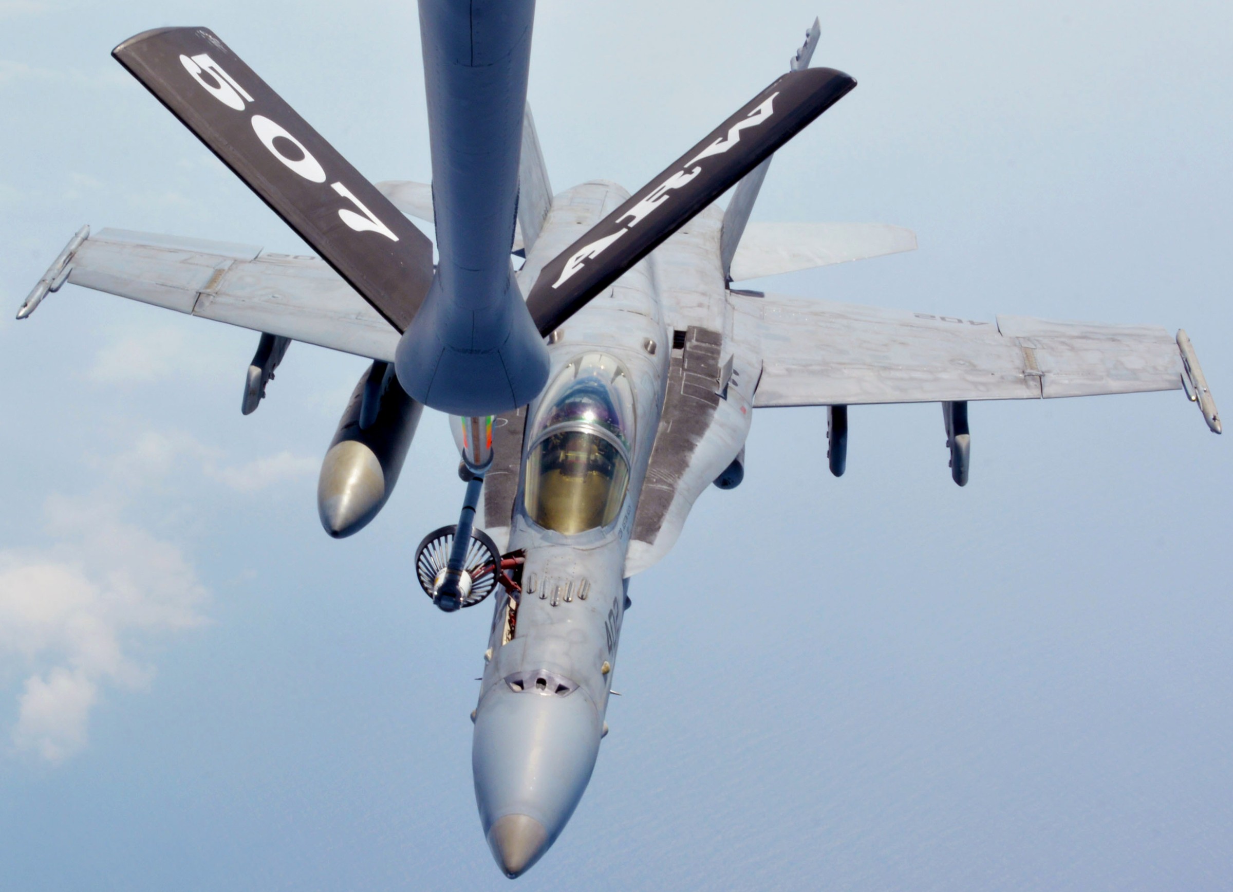 vfa-34 blue blasters strike fighter squadron f/a-18c hornet cvn-70 uss carl vinson cvw-2 us navy 61 refueling