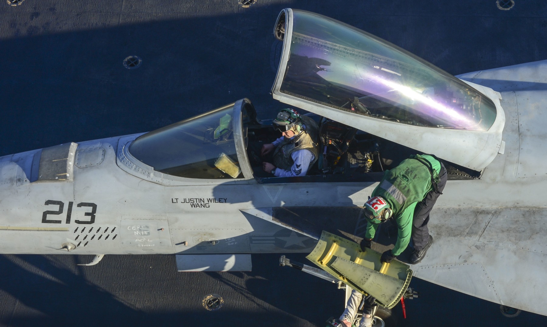 vfa-81 sunliners strike fighter squadron f/a-18e super hornet cvw-17 cvn-70 uss carl vinson 44