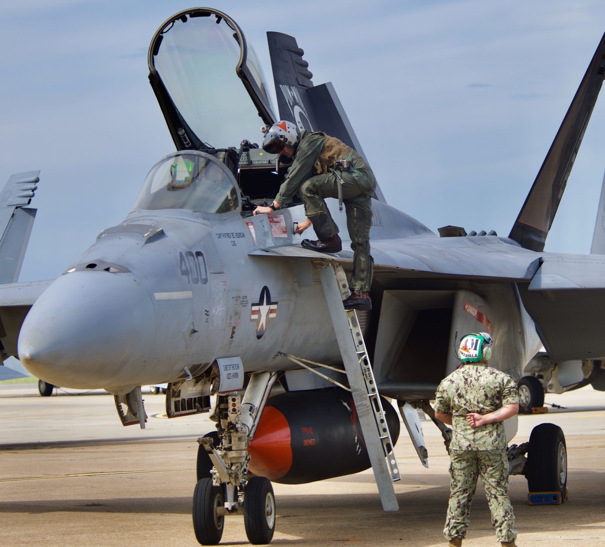 vfa-81 sunliners strike fighter squadron f/a-18e super hornet cvw-1 returning nas oceana virginia 102