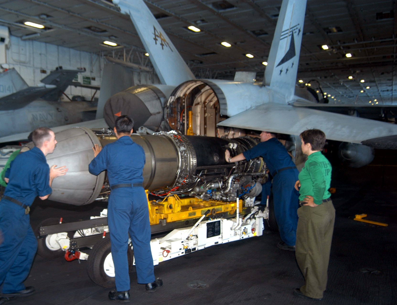 vfa-81 sunliners f/a-18c hornet general electric f404-ge-400 jet engine