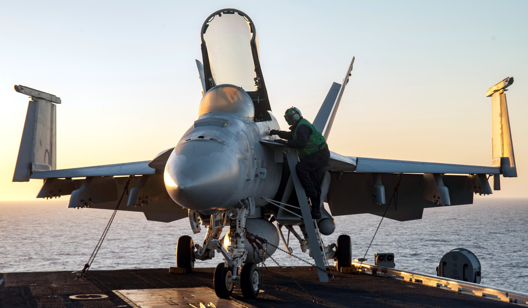 vfa-86 sidewinders strike fighter squadron f/a-18e super hornet cvw-3 uss dwight d. eisenhower cvn-69 navy 98p