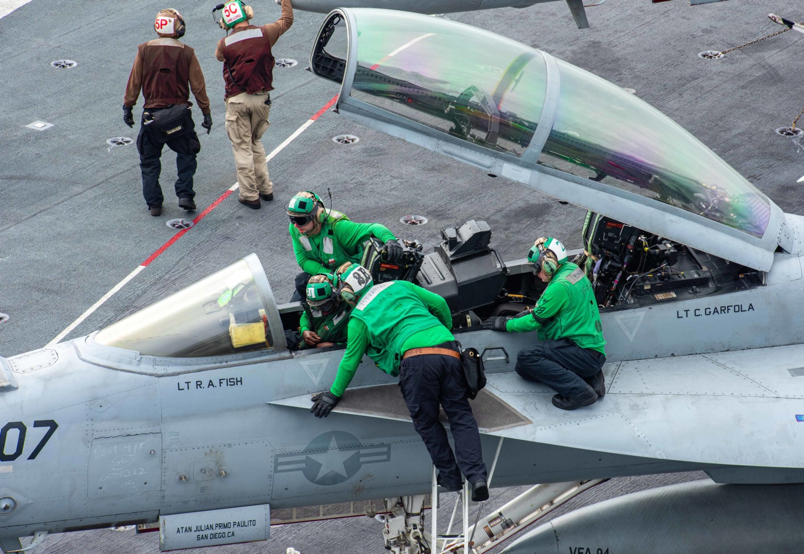 vfa-94 mighty shrikes strike fighter squadron f/a-18e super hornet cvw-17 uss nimitz cvn-68 us navy cockpit 86