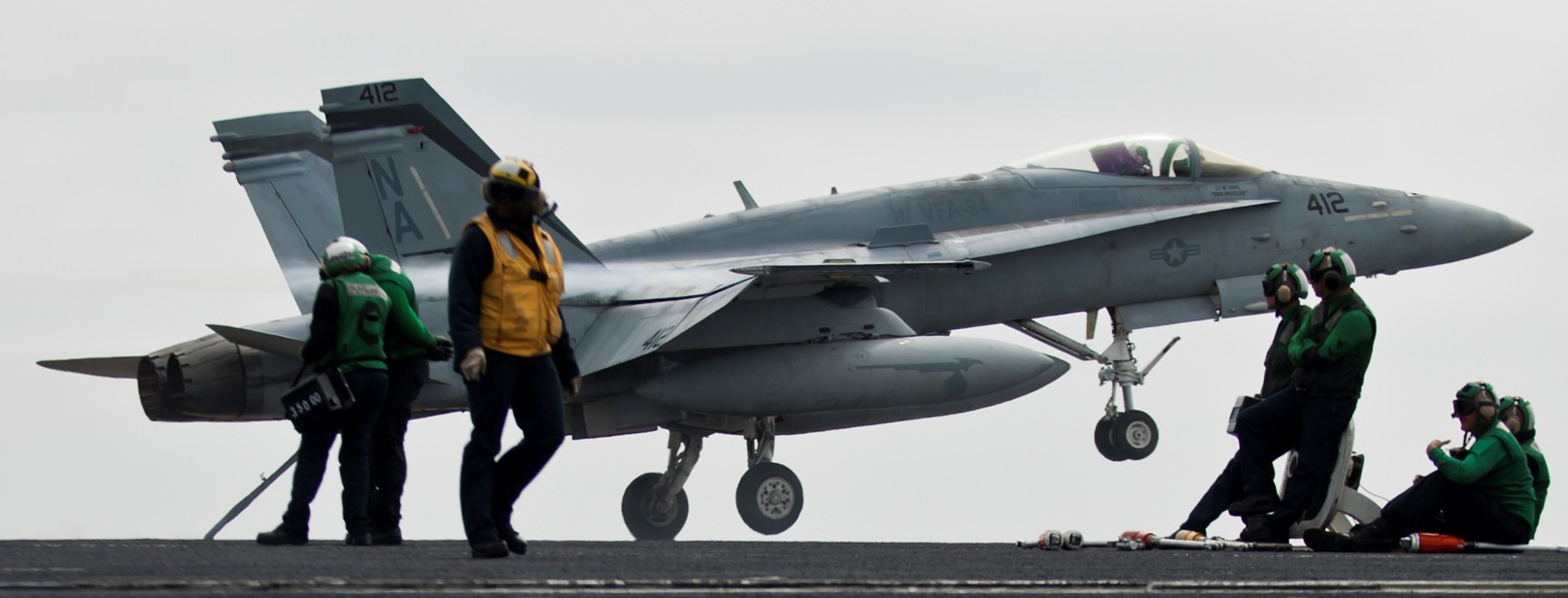 vfa-94 mighty shrikes strike fighter squadron f/a-18c hornet cvw-17 uss carl vinson cvn-70 us navy 40p